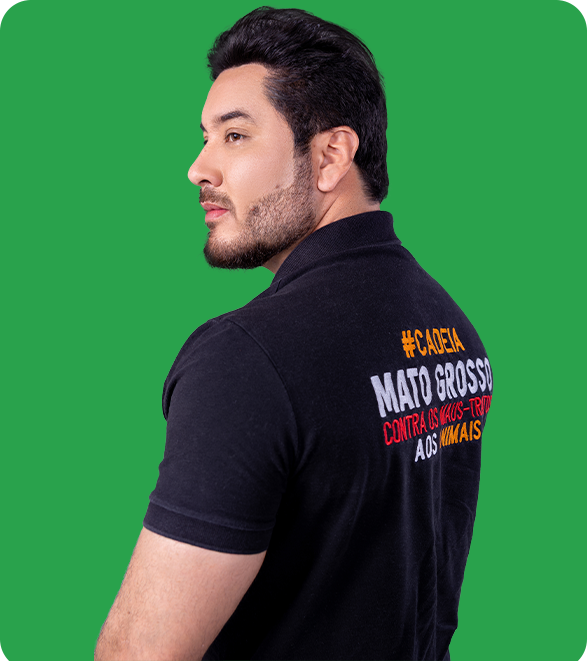 Wender Madureira de costas, com a camisa #CADEIA MATO GROSSO