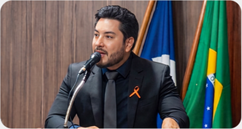 Wender Madureira discursando na Câmara de Vereadores